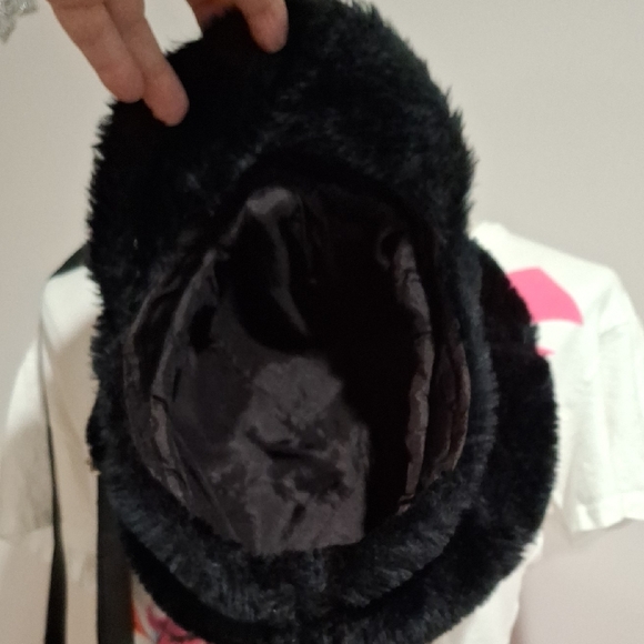 🔥 3/$30 🔥 Furry Black Cap and Bag Set - Picture 5 of 5